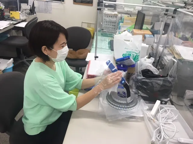 医療用シールドマスク組立風景