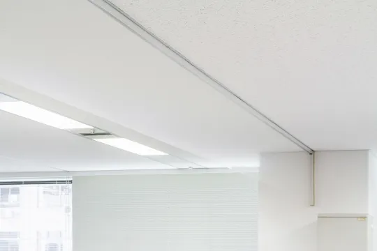 グラスファイバー製シート型防煙たれ壁「サンスモークBTS」（三和シヤッター工業）