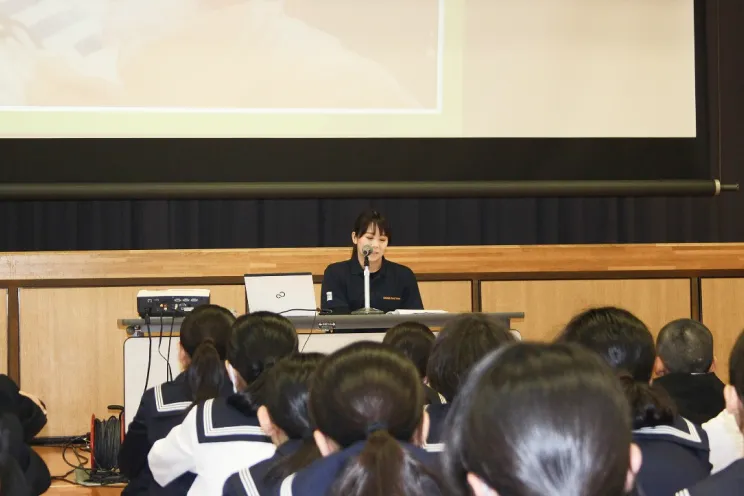 中学校での講演風景