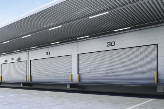 High-strength shutter with wind-resistant guards